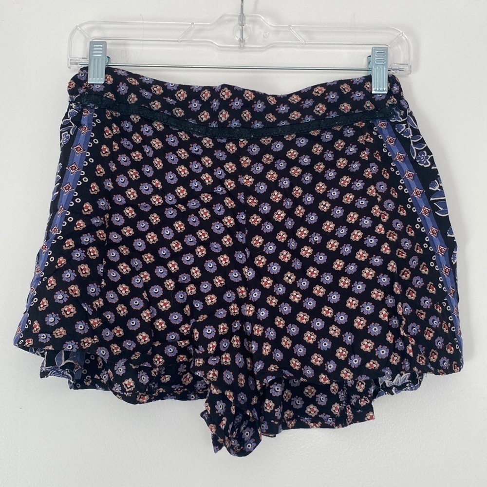 Nordstrom “Angie” Flowy black shorts with floral design size Medium